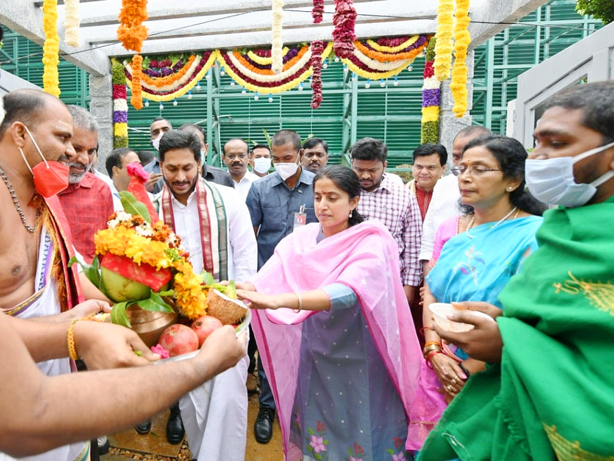 YS Jagan participates in Sankranti celebrations at Tadepalli - Sakshi5