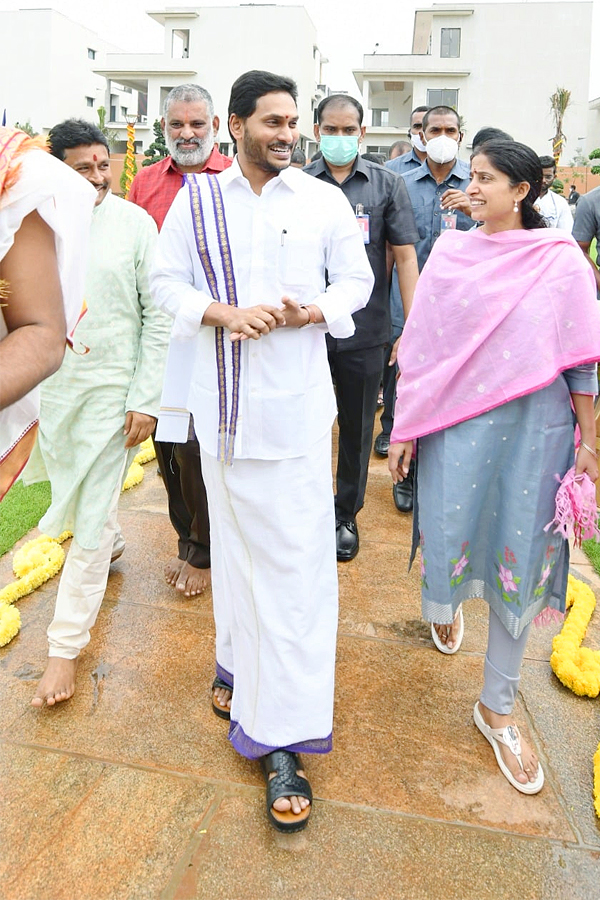 YS Jagan participates in Sankranti celebrations at Tadepalli - Sakshi8