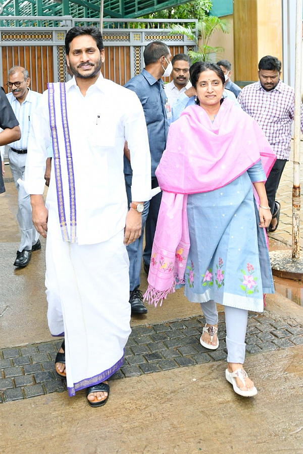 YS Jagan participates in Sankranti celebrations at Tadepalli - Sakshi9