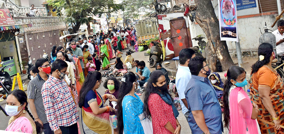 Huge rush of devotees at Hyderabad's Birla Mandir on New Year Day - Sakshi2