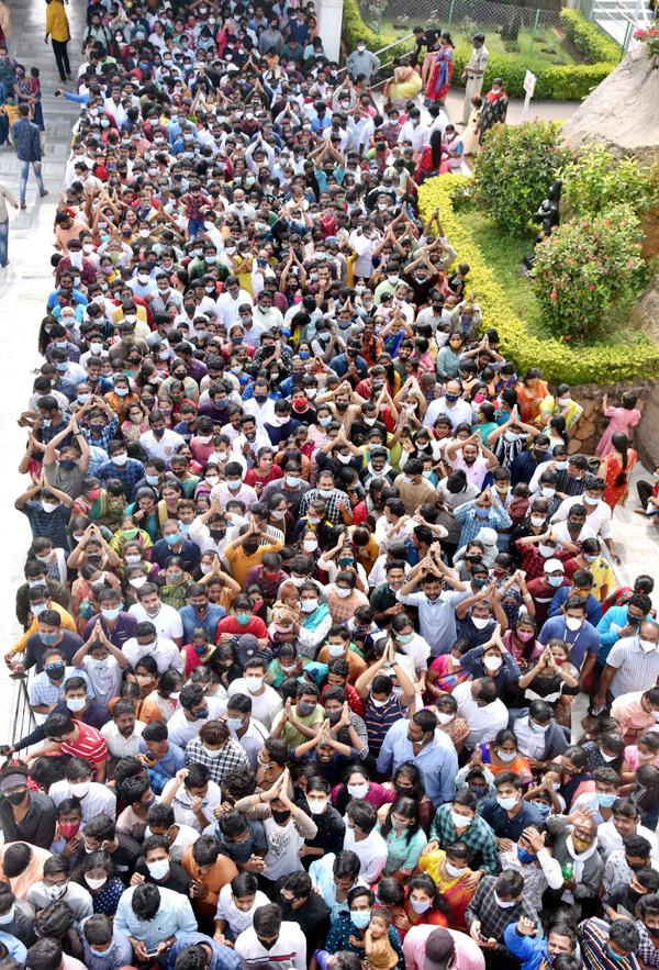 Huge rush of devotees at Hyderabad's Birla Mandir on New Year Day - Sakshi3