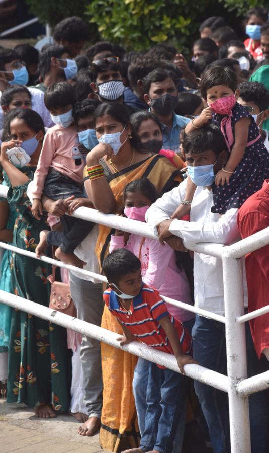 Huge rush of devotees at Hyderabad's Birla Mandir on New Year Day - Sakshi18