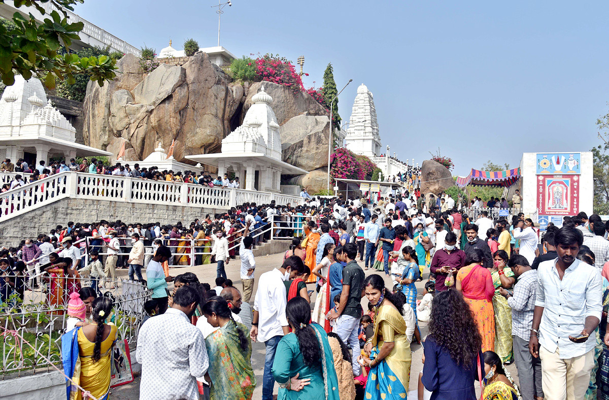 Huge rush of devotees at Hyderabad's Birla Mandir on New Year Day - Sakshi20