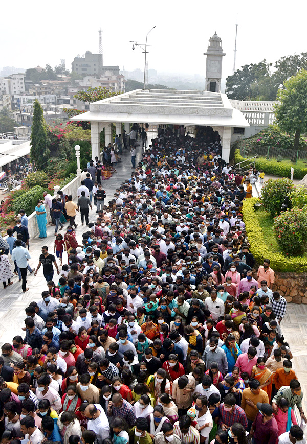 Huge rush of devotees at Hyderabad's Birla Mandir on New Year Day - Sakshi4