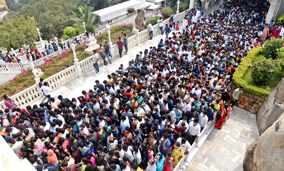 Huge rush of devotees at Hyderabad's Birla Mandir on New Year Day - Sakshi5