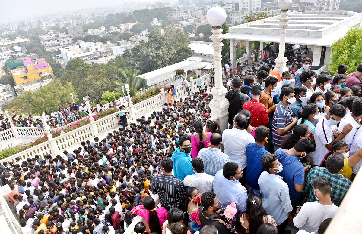 Huge rush of devotees at Hyderabad's Birla Mandir on New Year Day - Sakshi1