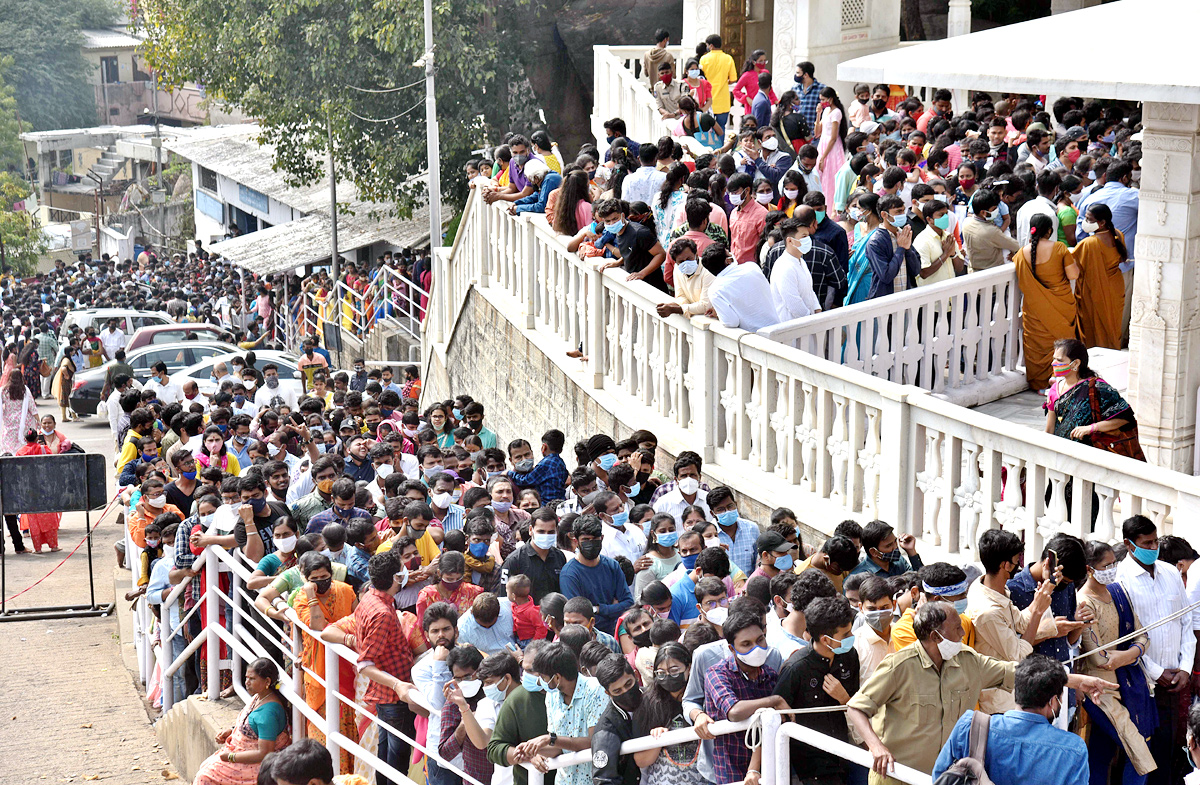 Huge rush of devotees at Hyderabad's Birla Mandir on New Year Day - Sakshi7