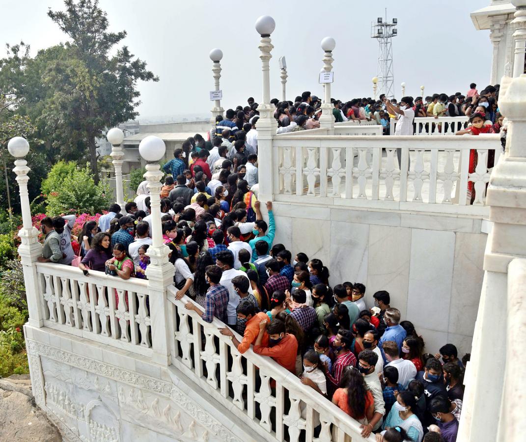 Huge rush of devotees at Hyderabad's Birla Mandir on New Year Day - Sakshi9