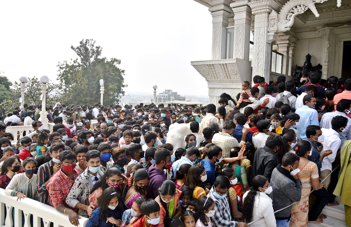 Huge rush of devotees at Hyderabad's Birla Mandir on New Year Day - Sakshi10