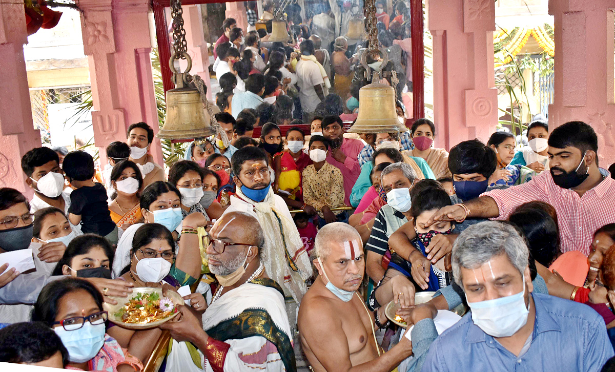 Huge rush of devotees at Hyderabad's Birla Mandir on New Year Day - Sakshi21