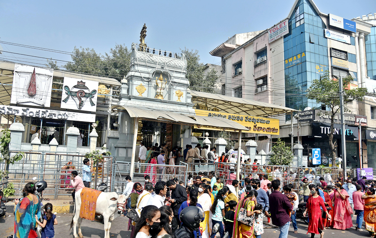 Huge rush of devotees at Hyderabad's Birla Mandir on New Year Day - Sakshi23