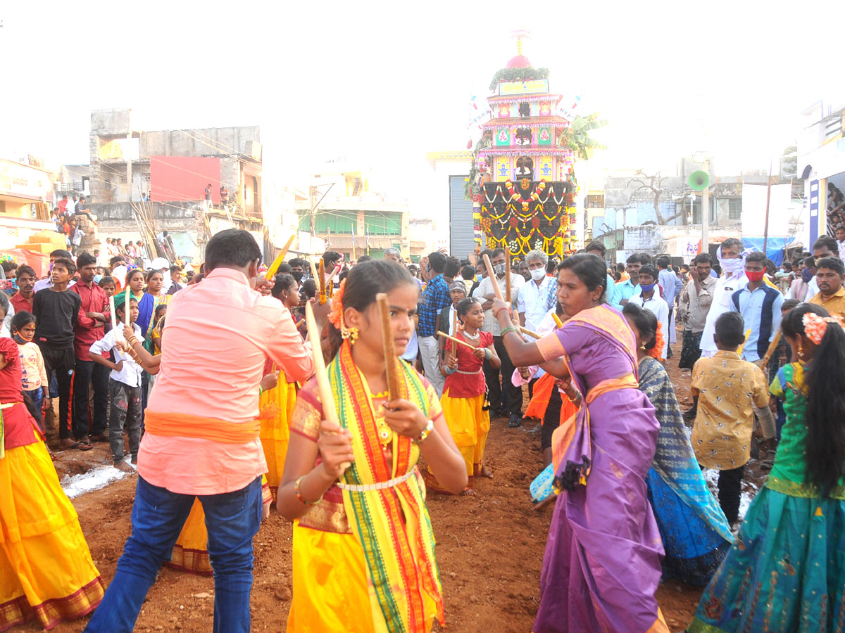 Sri Neelakanteswara Swamy Temple Kurnool - Sakshi18