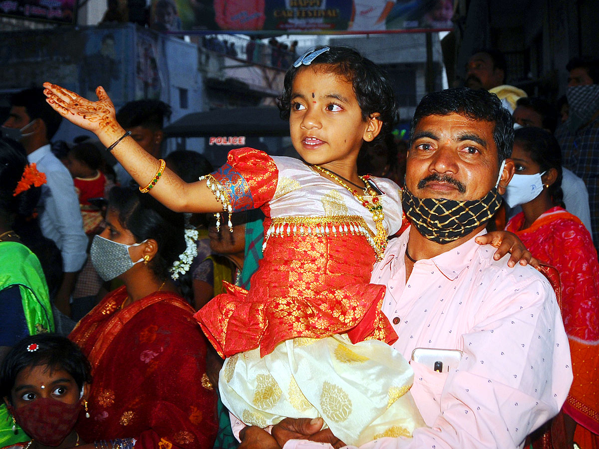 Sri Neelakanteswara Swamy Temple Kurnool - Sakshi19