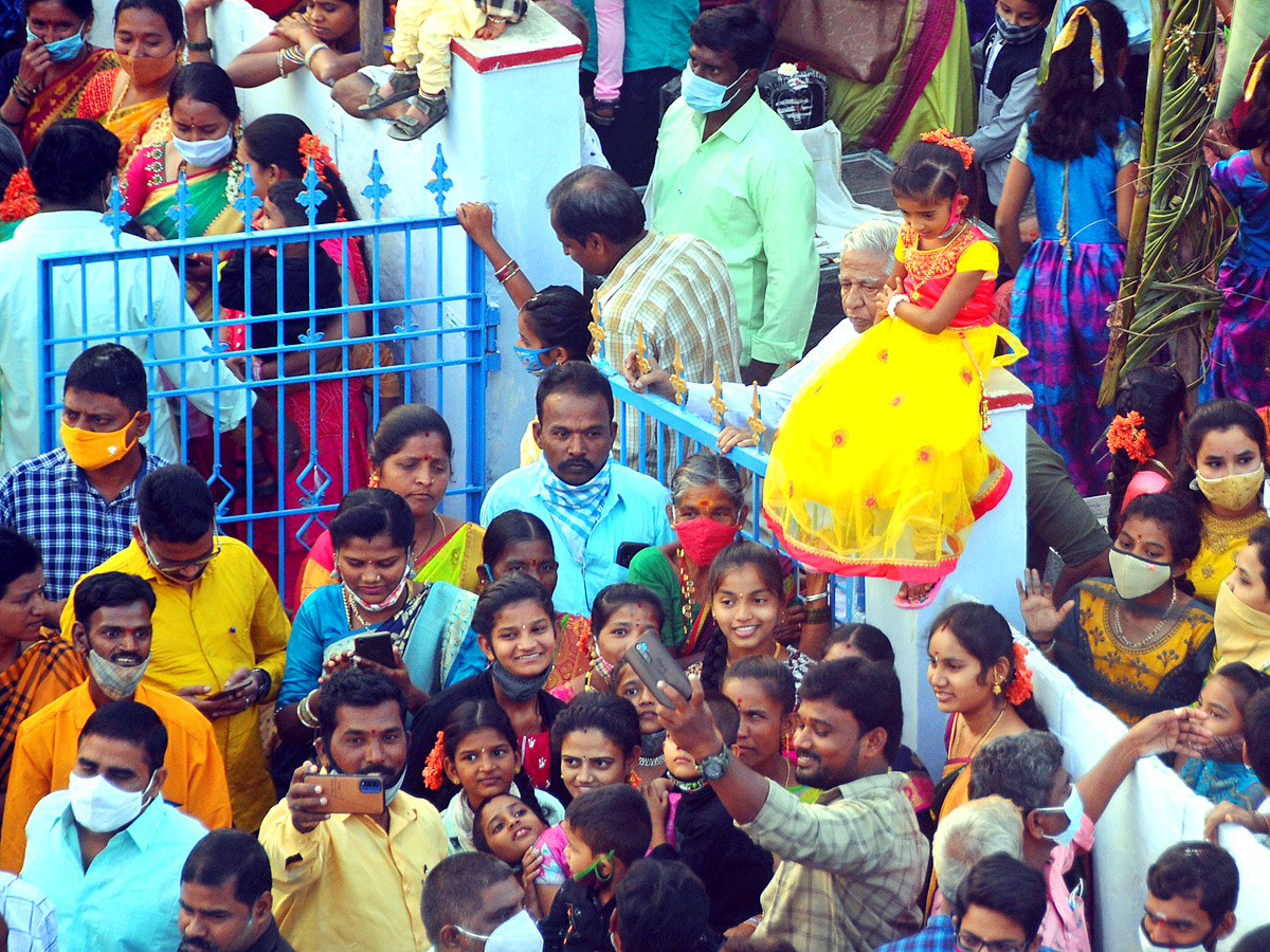 Sri Neelakanteswara Swamy Temple Kurnool - Sakshi4