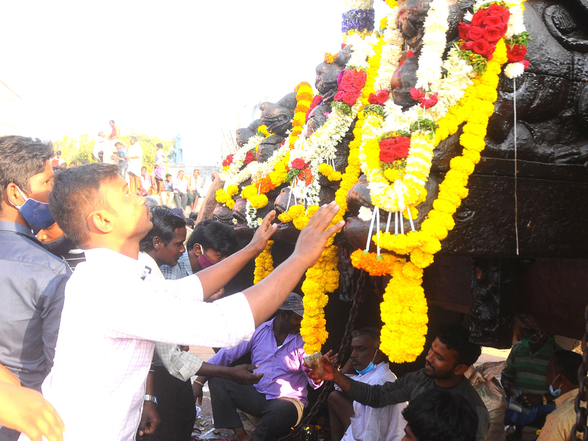 Sri Neelakanteswara Swamy Temple Kurnool - Sakshi6