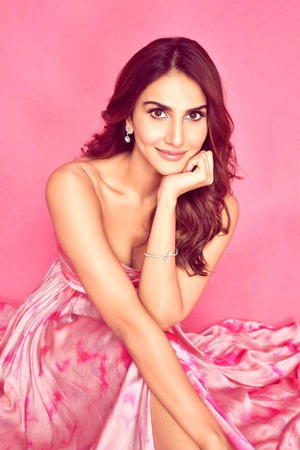 Bollywood Actress Vaani Kapoor HD Wallpapers - Sakshi4