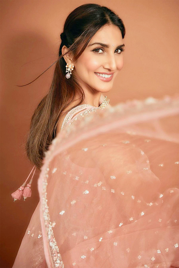 Bollywood Actress Vaani Kapoor HD Wallpapers - Sakshi9