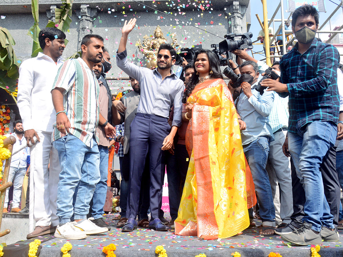 Naga Chaitanya and Faria Abdullah Inaugurates Mugdha Showroom In Rajahmundry - Sakshi9