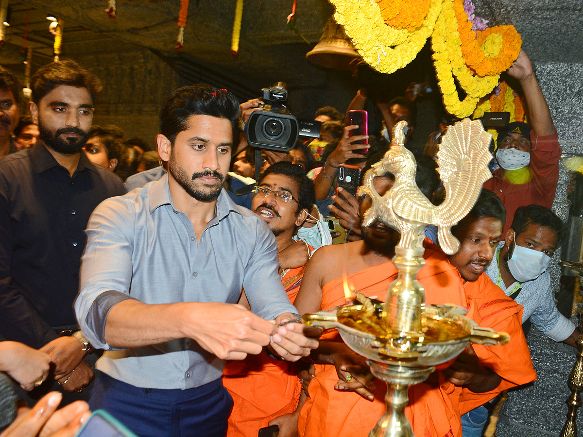 Naga Chaitanya and Faria Abdullah Inaugurates Mugdha Showroom In Rajahmundry - Sakshi11