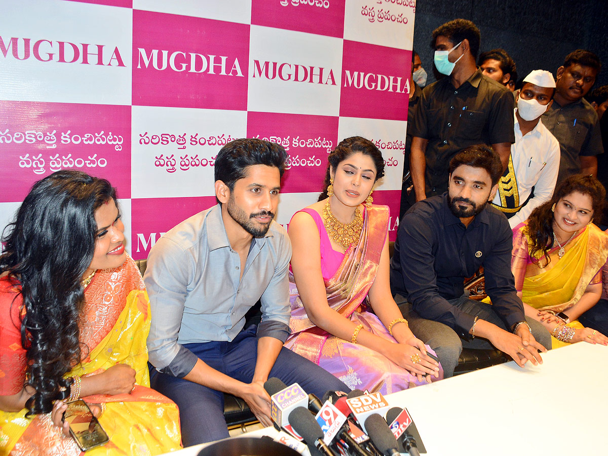 Naga Chaitanya and Faria Abdullah Inaugurates Mugdha Showroom In Rajahmundry - Sakshi12