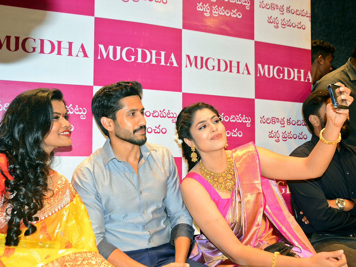 Naga Chaitanya and Faria Abdullah Inaugurates Mugdha Showroom In Rajahmundry - Sakshi13