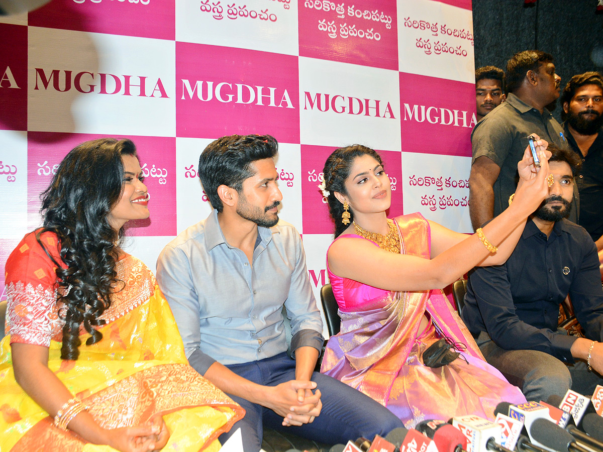 Naga Chaitanya and Faria Abdullah Inaugurates Mugdha Showroom In Rajahmundry - Sakshi2