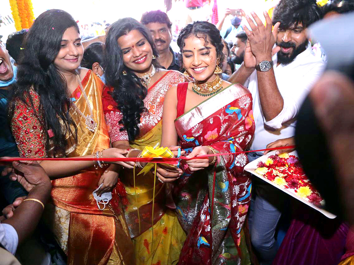 Naga Chaitanya and Faria Abdullah Inaugurates Mugdha Showroom In Rajahmundry - Sakshi3