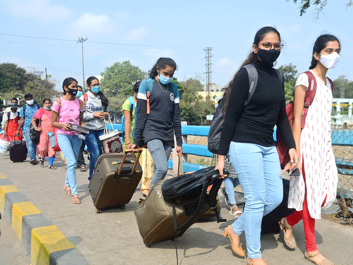 People Going To Their Hometown During Sankranthi Festival Photo Gallery - Sakshi11