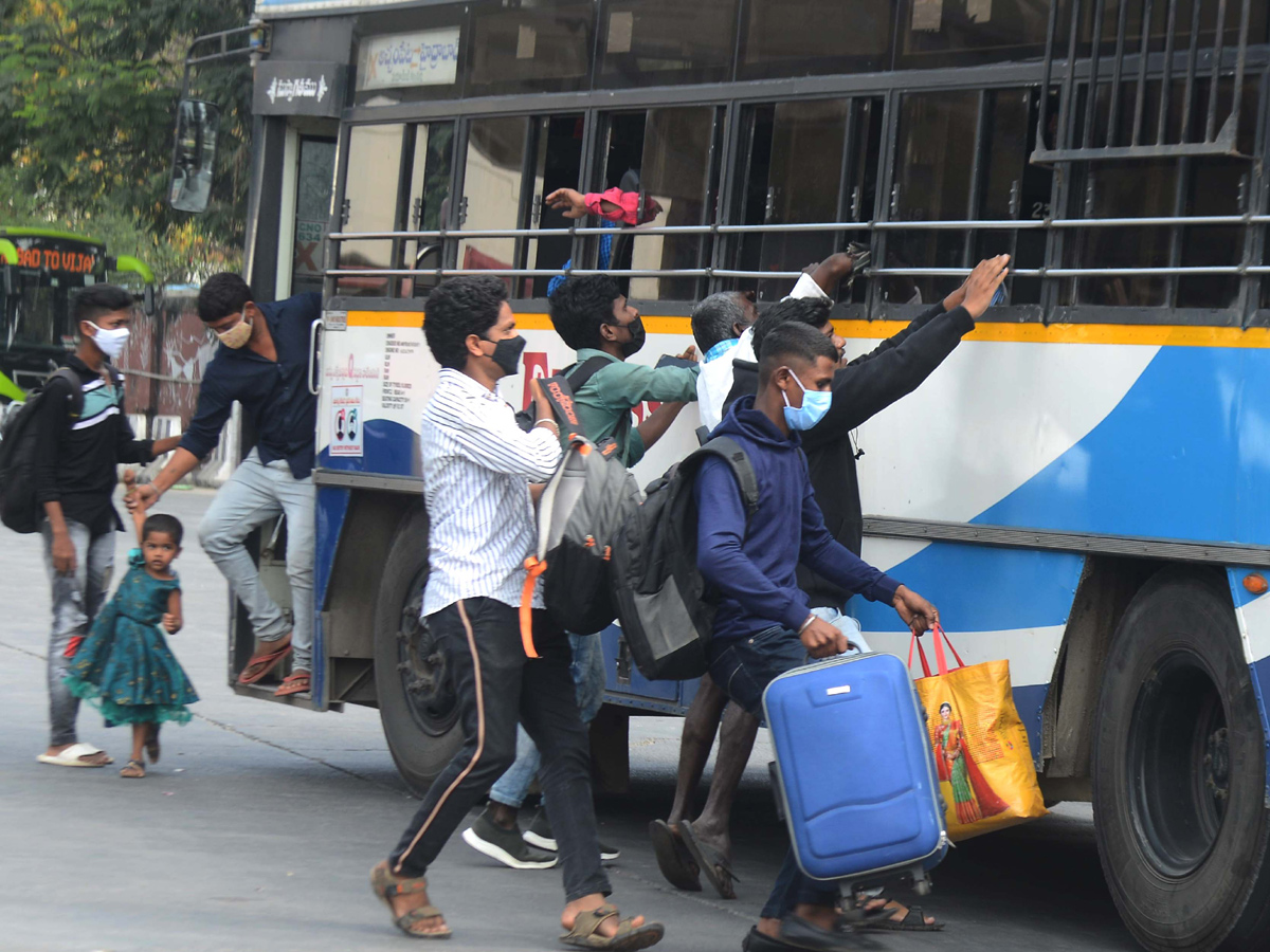 People Going To Their Hometown During Sankranthi Festival Photo Gallery - Sakshi7