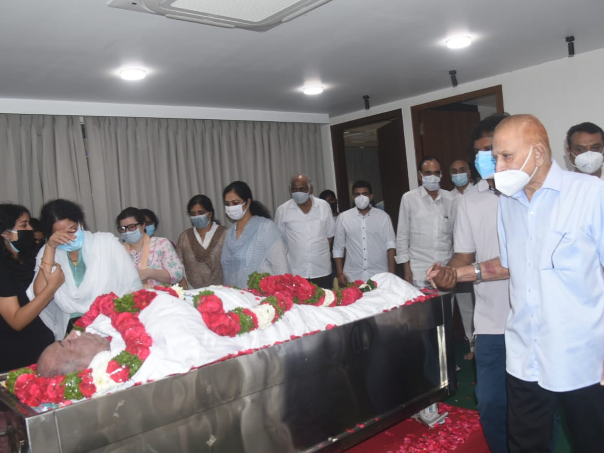 Superstar Krishna Garu and family members paid last respects to RameshBabu Photo Gallery - Sakshi1