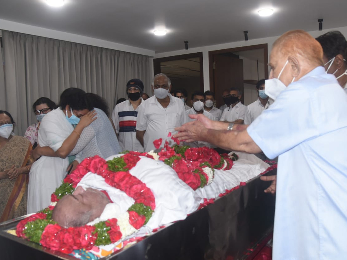 Superstar Krishna Garu and family members paid last respects to RameshBabu Photo Gallery - Sakshi10