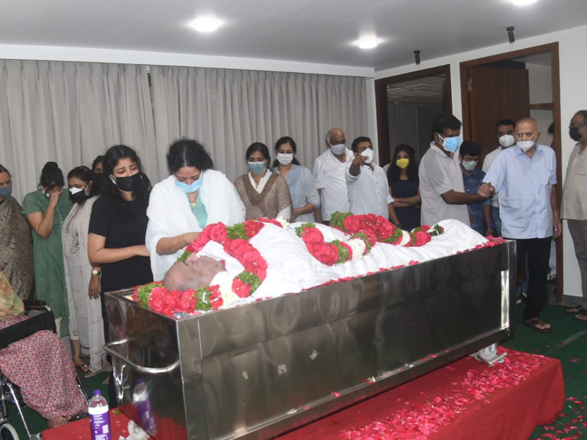 Superstar Krishna Garu and family members paid last respects to RameshBabu Photo Gallery - Sakshi2