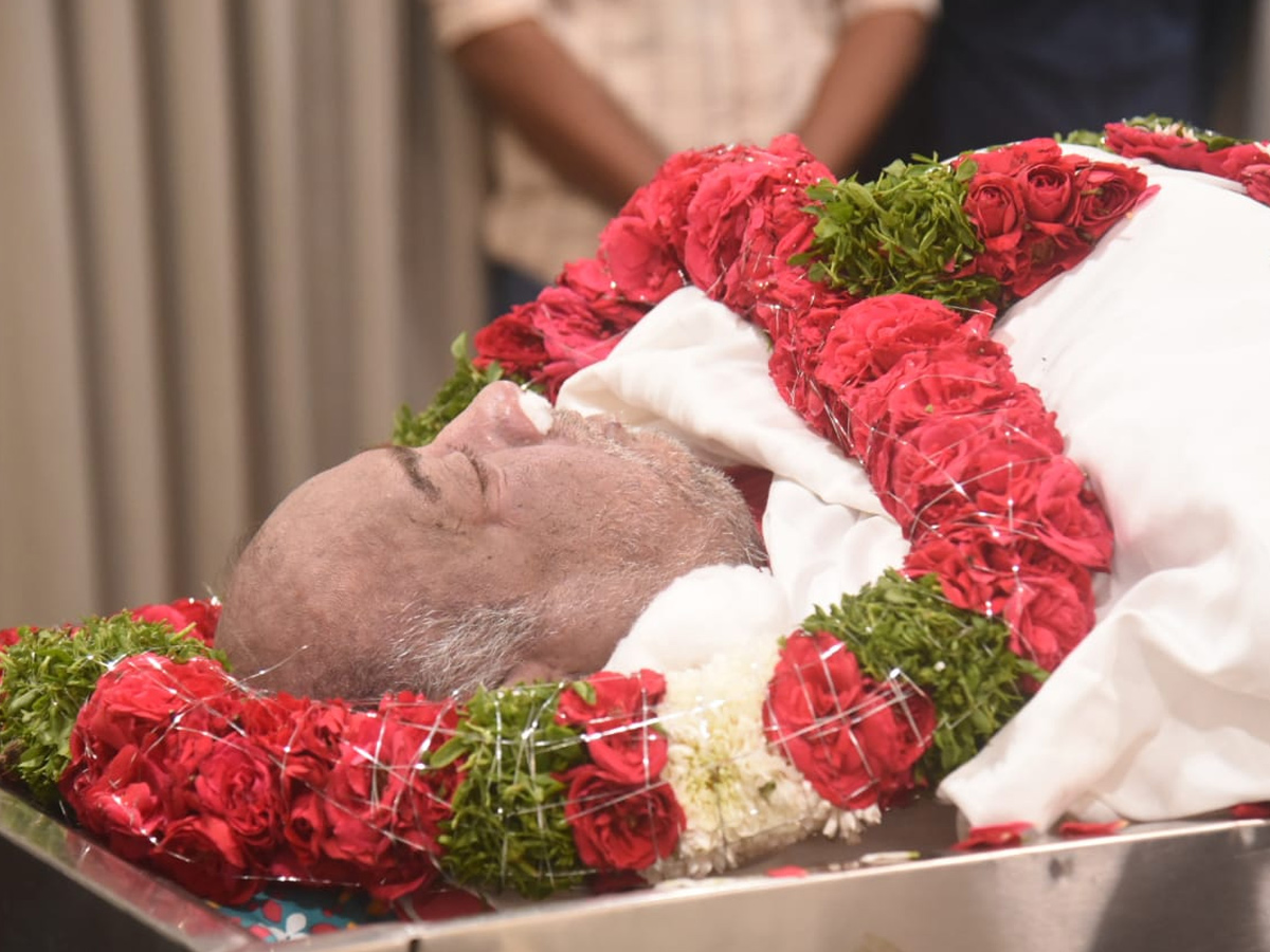 Superstar Krishna Garu and family members paid last respects to RameshBabu Photo Gallery - Sakshi3