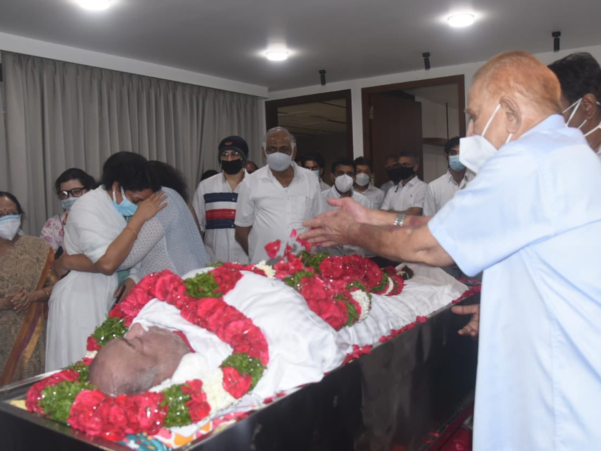 Superstar Krishna Garu and family members paid last respects to RameshBabu Photo Gallery - Sakshi4