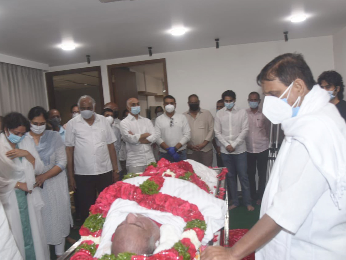 Superstar Krishna Garu and family members paid last respects to RameshBabu Photo Gallery - Sakshi6