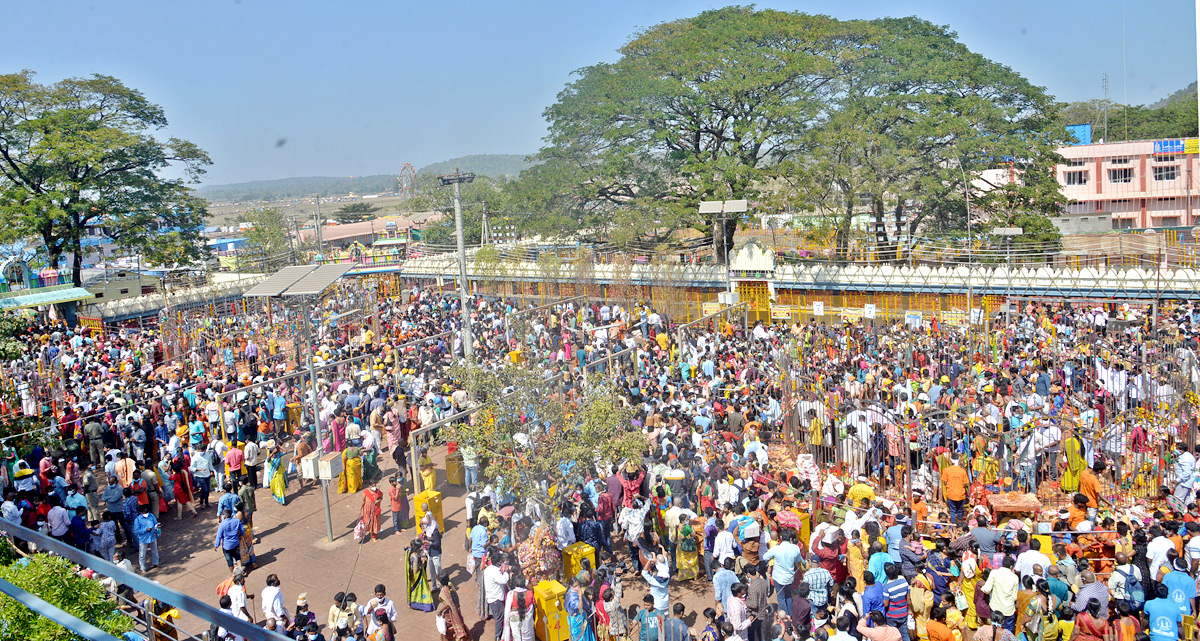 Heavy Rush With Devotees at Medaram Jatara - Sakshi7