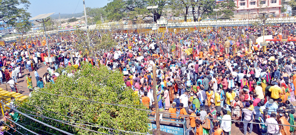 Heavy Rush With Devotees at Medaram Jatara - Sakshi3