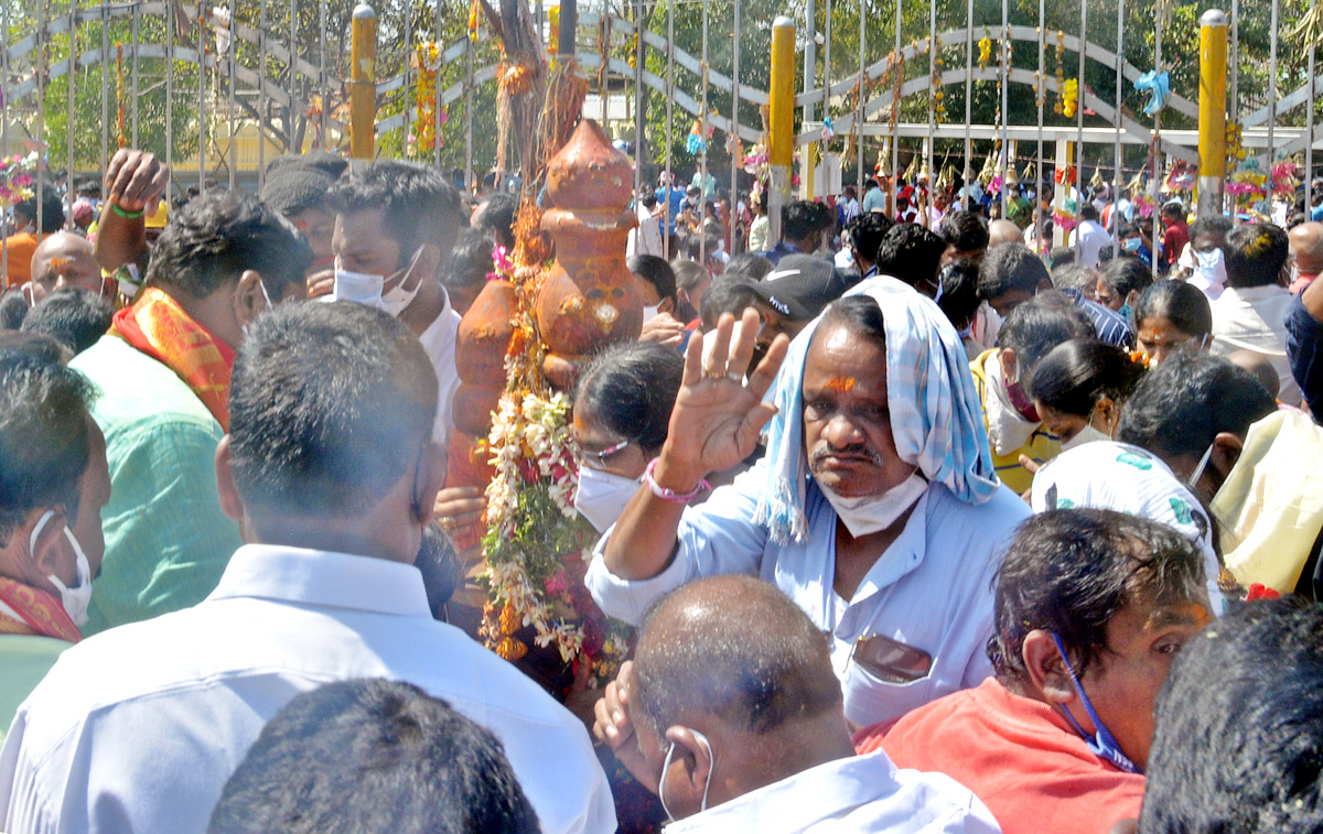 Heavy Rush With Devotees at Medaram Jatara - Sakshi5