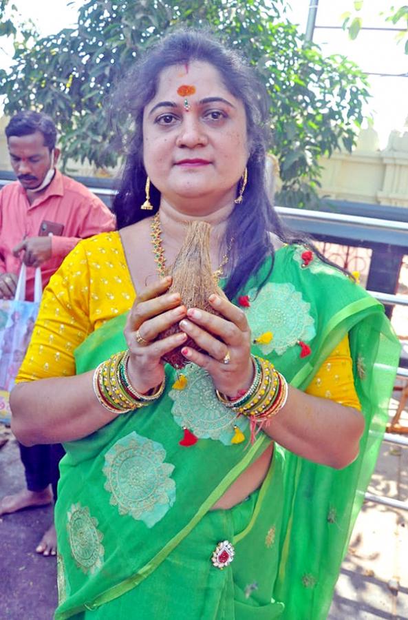 Heavy Rush With Devotees at Medaram Jatara - Sakshi10