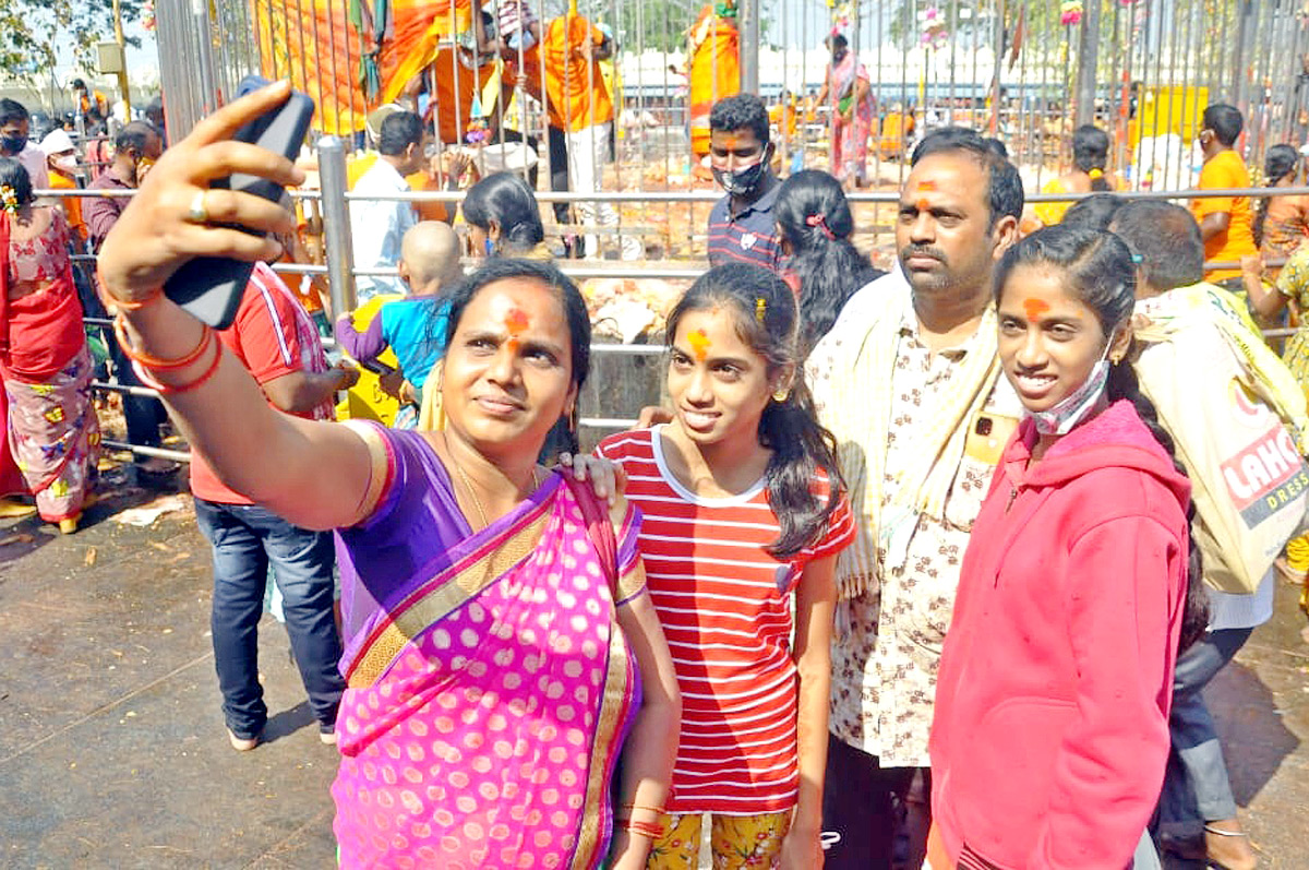 Heavy Rush With Devotees at Medaram Jatara - Sakshi13