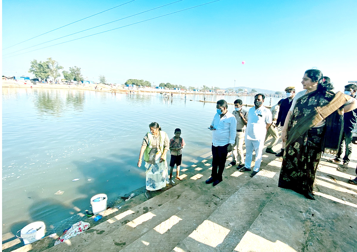 Heavy Rush With Devotees at Medaram Jatara - Sakshi15