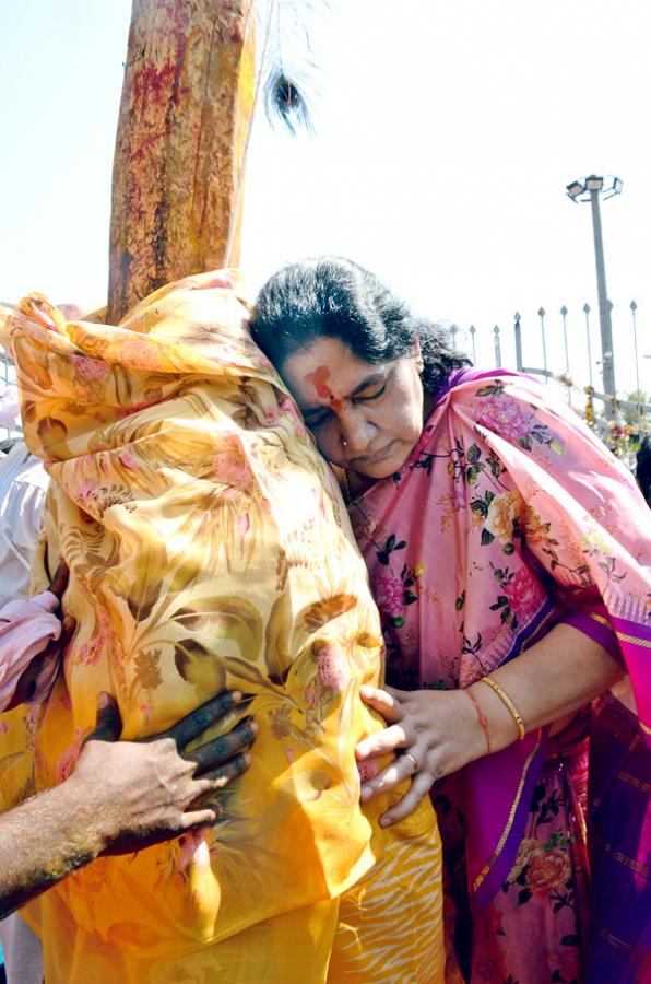 Heavy Rush With Devotees at Medaram Jatara - Sakshi17