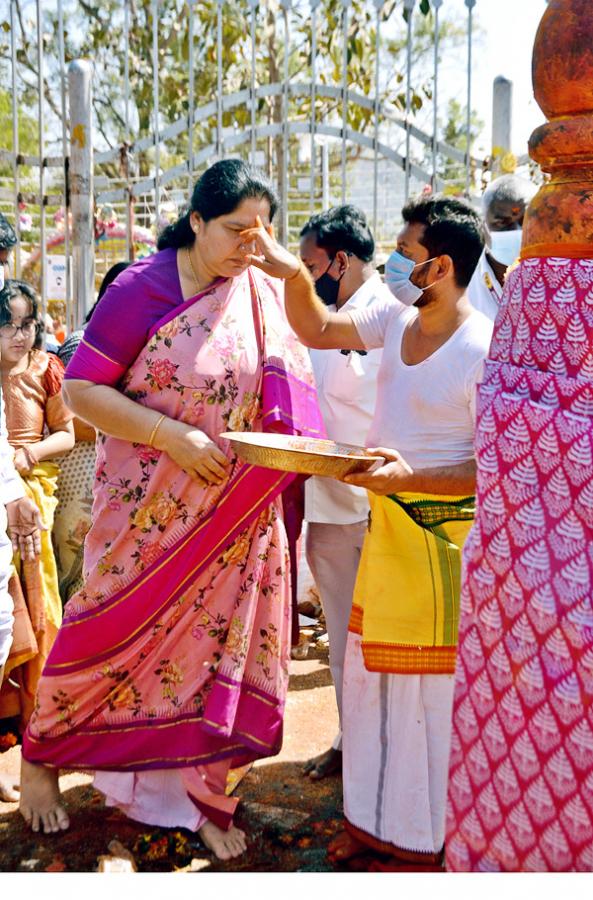 Heavy Rush With Devotees at Medaram Jatara - Sakshi18