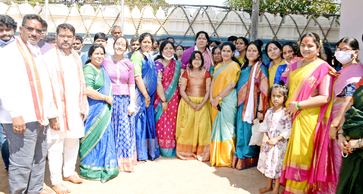 Heavy Rush With Devotees at Medaram Jatara - Sakshi19