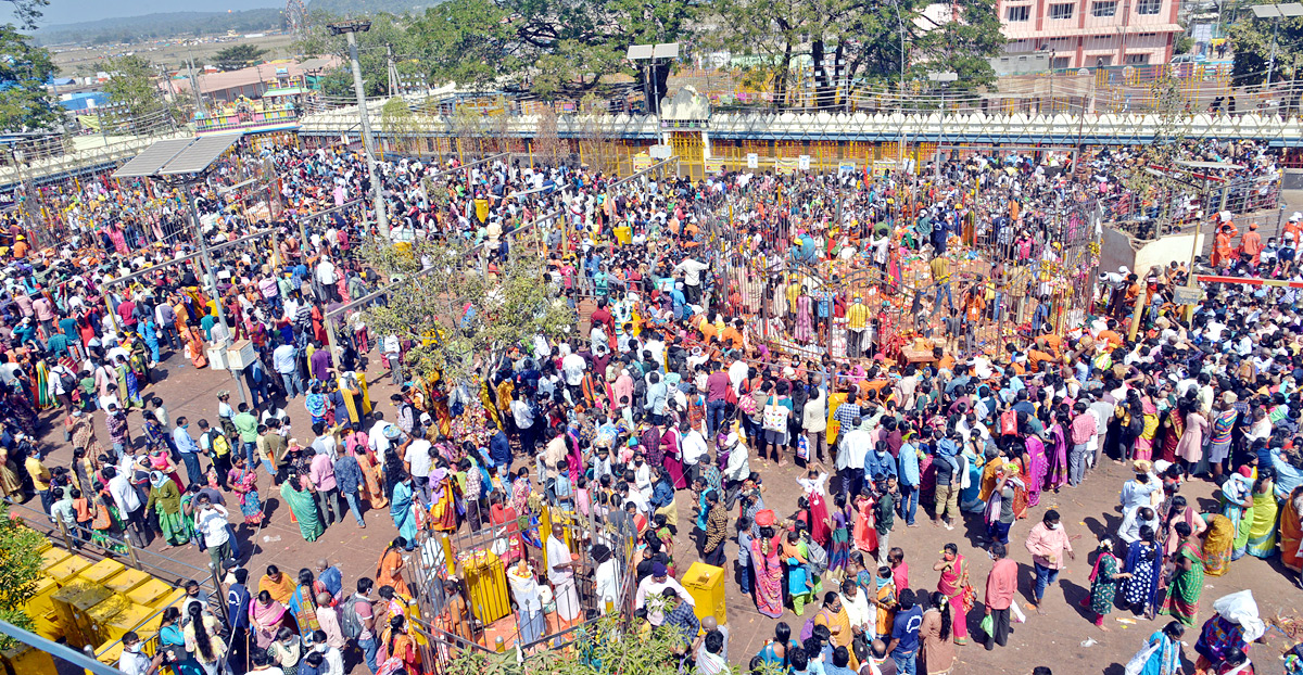 Heavy Rush With Devotees at Medaram Jatara - Sakshi21