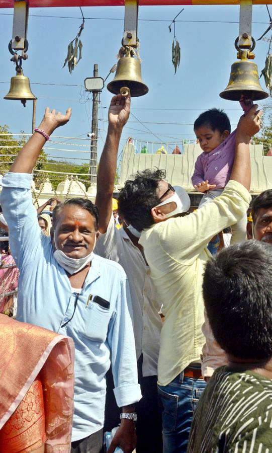 Heavy Rush With Devotees at Medaram Jatara - Sakshi23