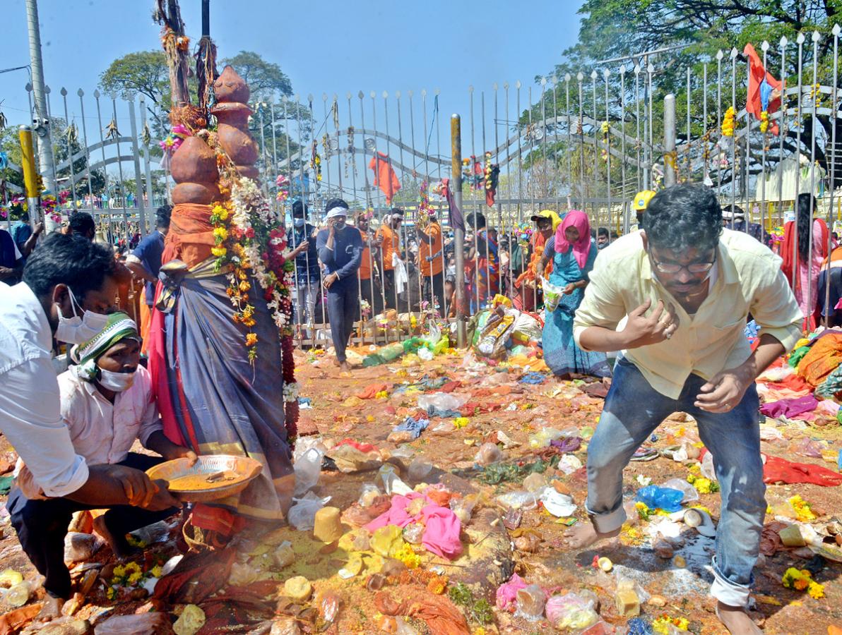 Heavy Rush With Devotees at Medaram Jatara - Sakshi26