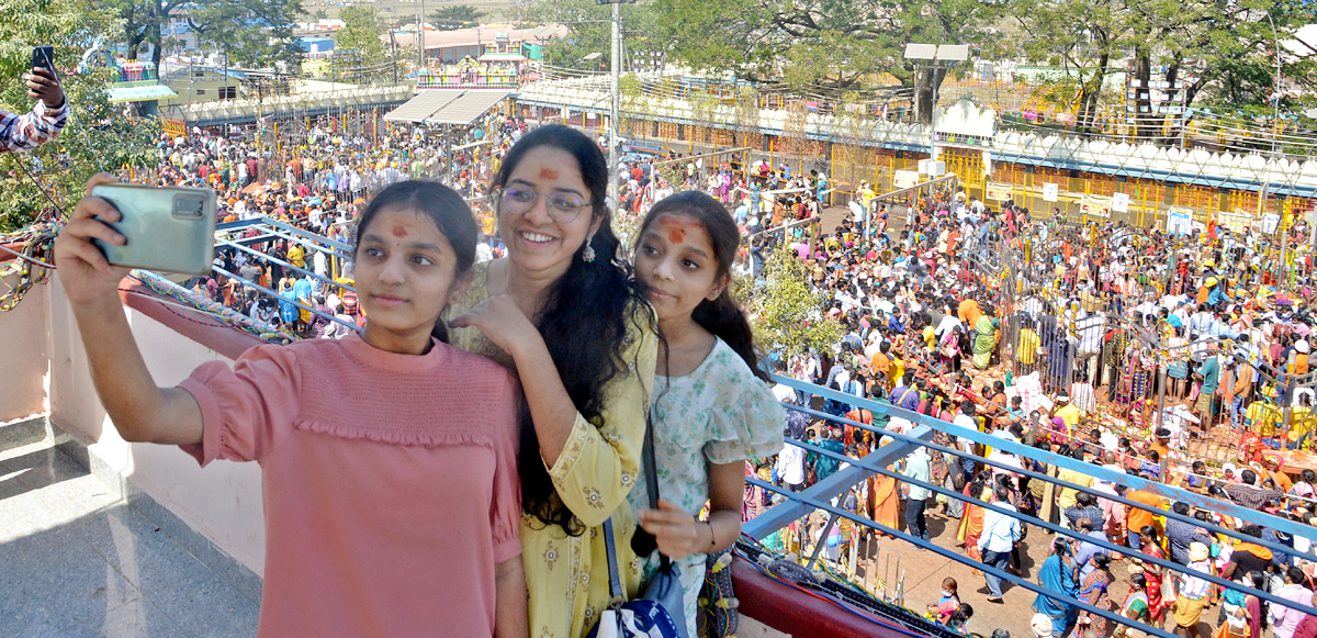 Heavy Rush With Devotees at Medaram Jatara - Sakshi29