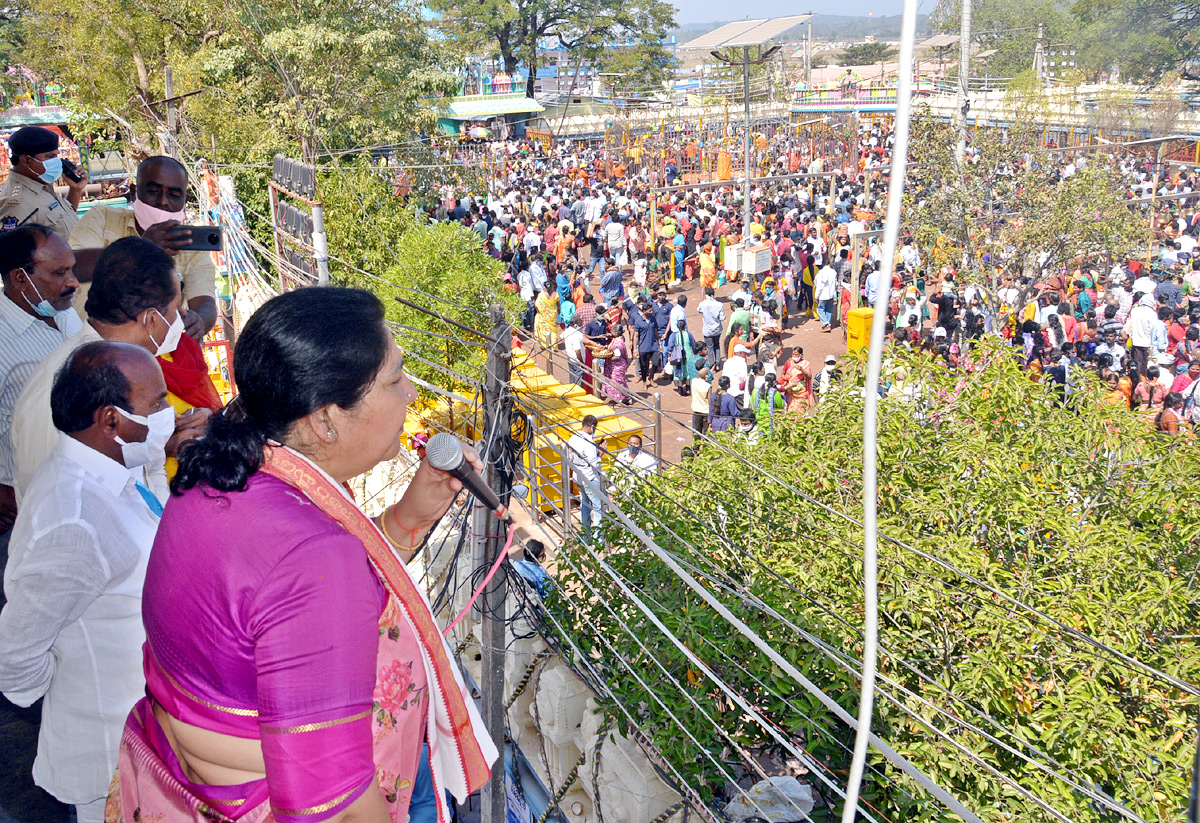 Heavy Rush With Devotees at Medaram Jatara - Sakshi32