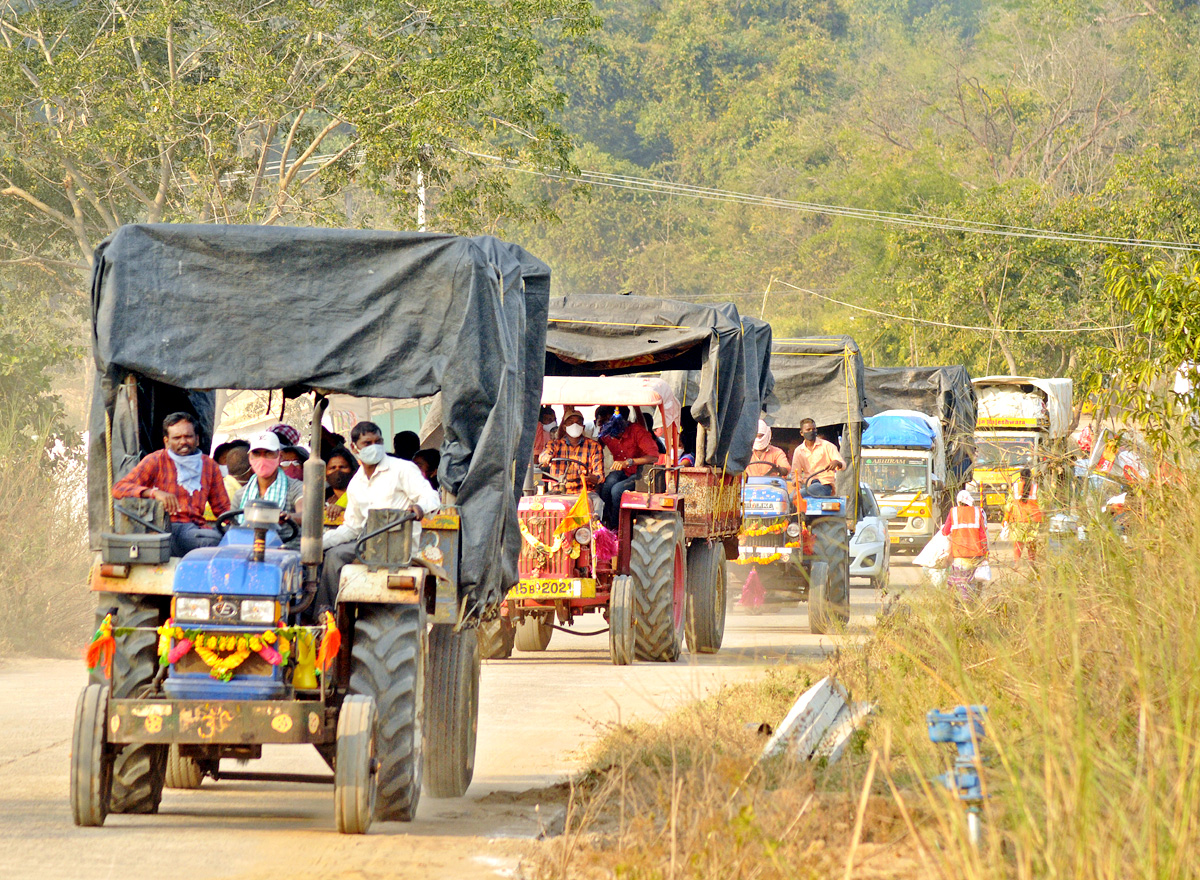 Huge Rush Of Devotees At Medaram Jatara - Sakshi3